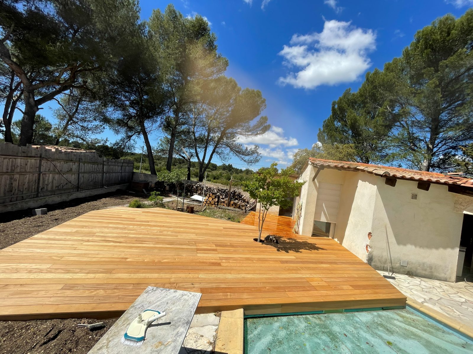 Grande terrasse bois sous les pins, arbre intégré dans le platelage