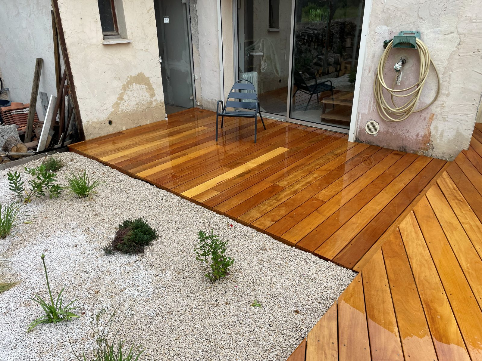 Terrasse bois et jardin sec de graviers