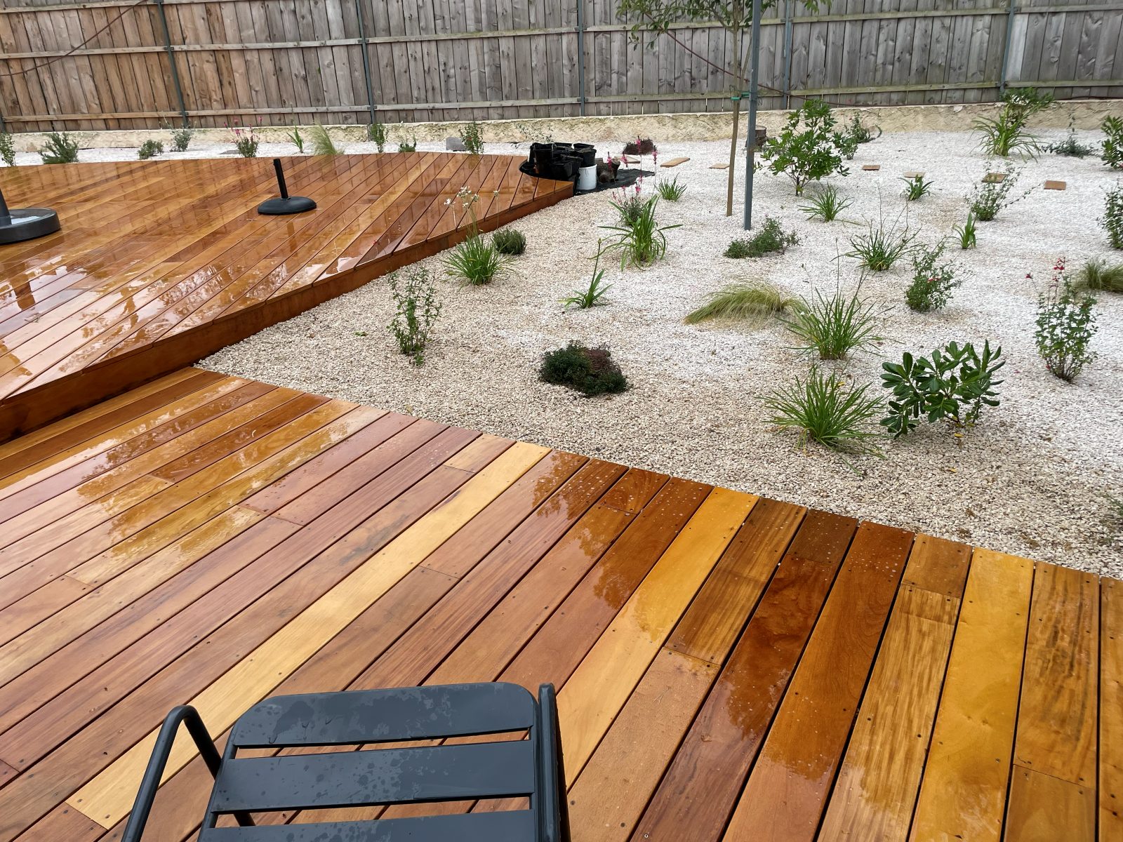 Terrasse bois longeant le jardin de graviers plantés