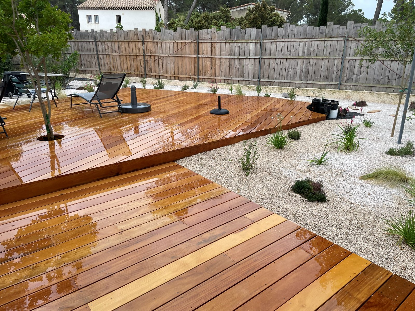 Vue d'ensemble de la terrasse bois et des plantations