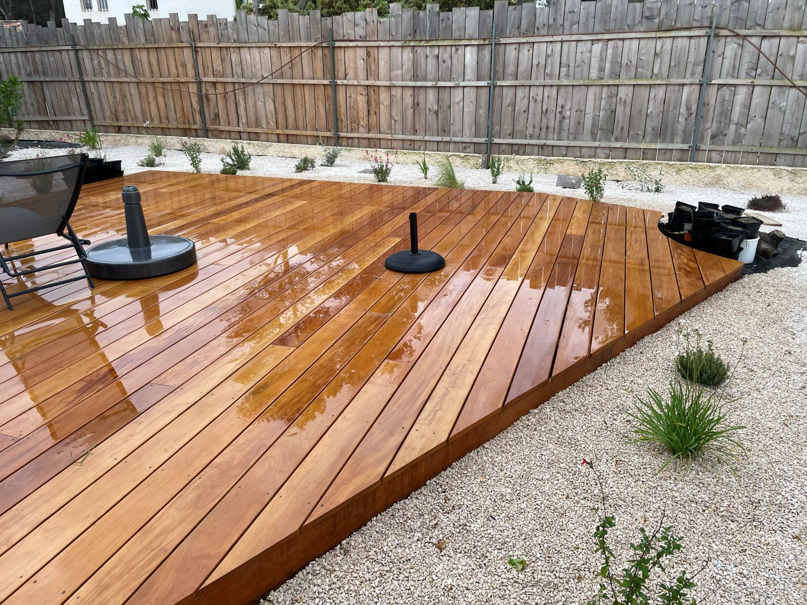Terrasse bois, découpe autour des massifs
