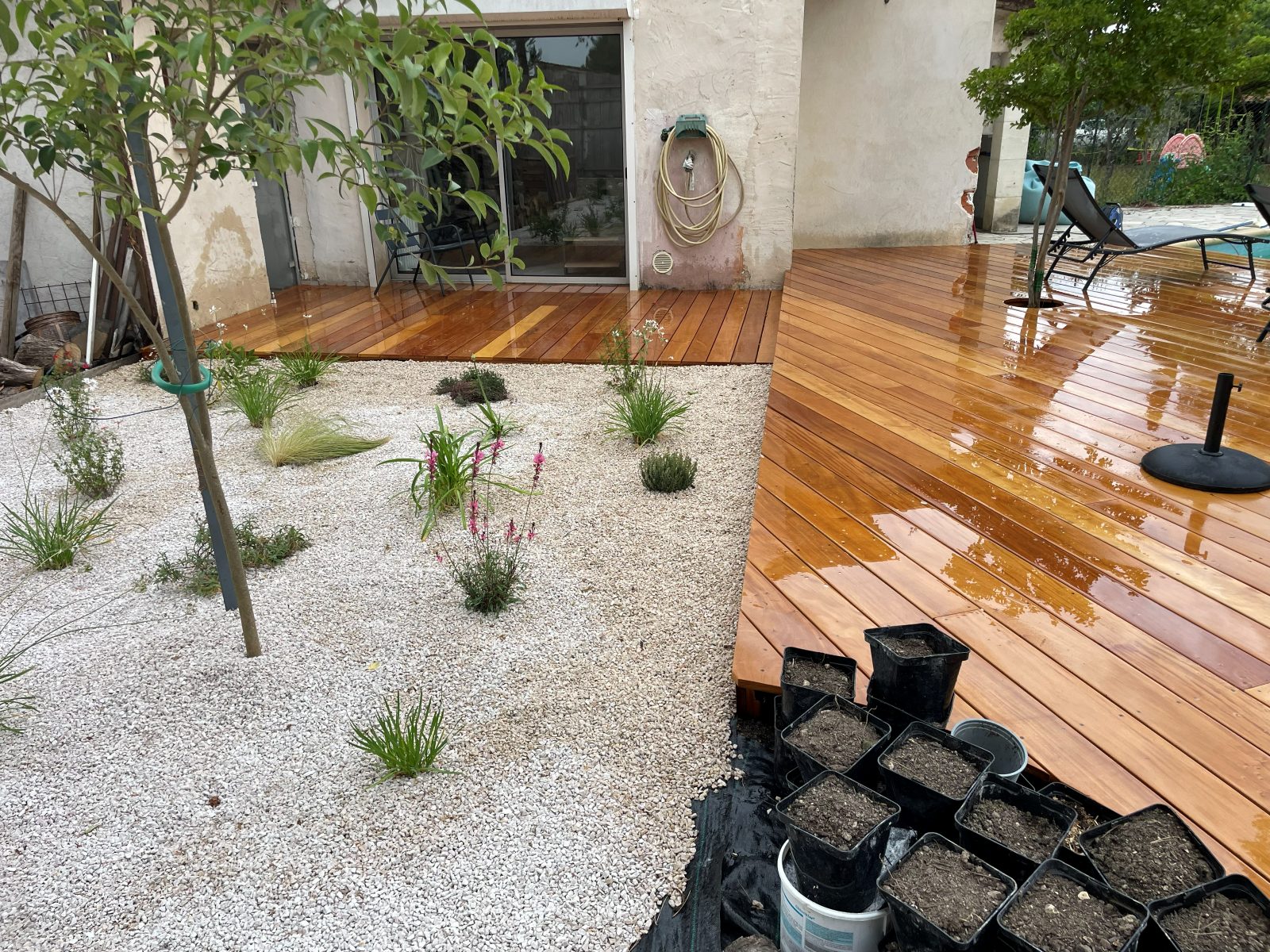 Jonction entre la terrasse bois et le jardin de graviers