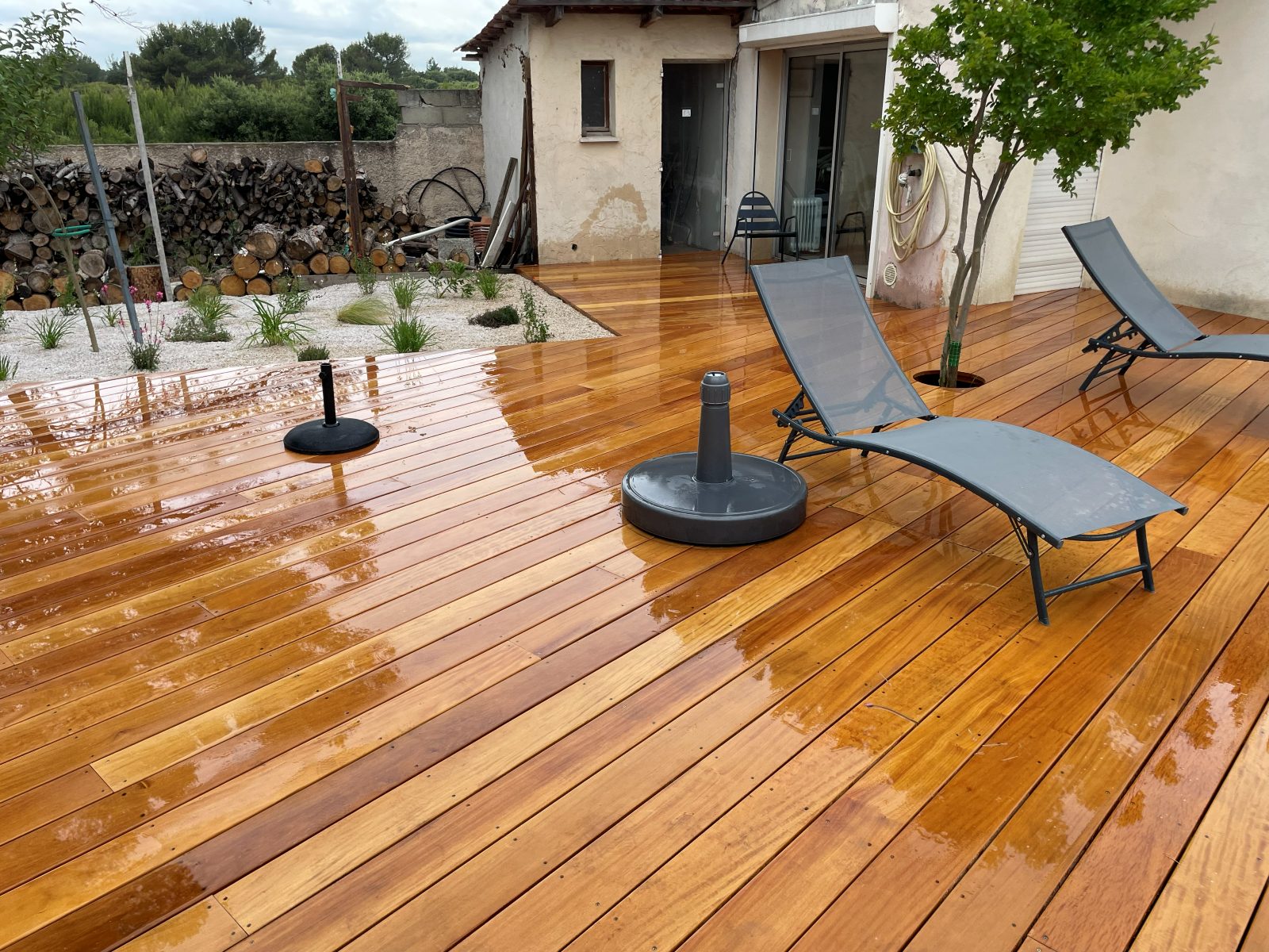 Terrasse bois fraîchement huilée avec bains de soleil — Calas (Cabriès)