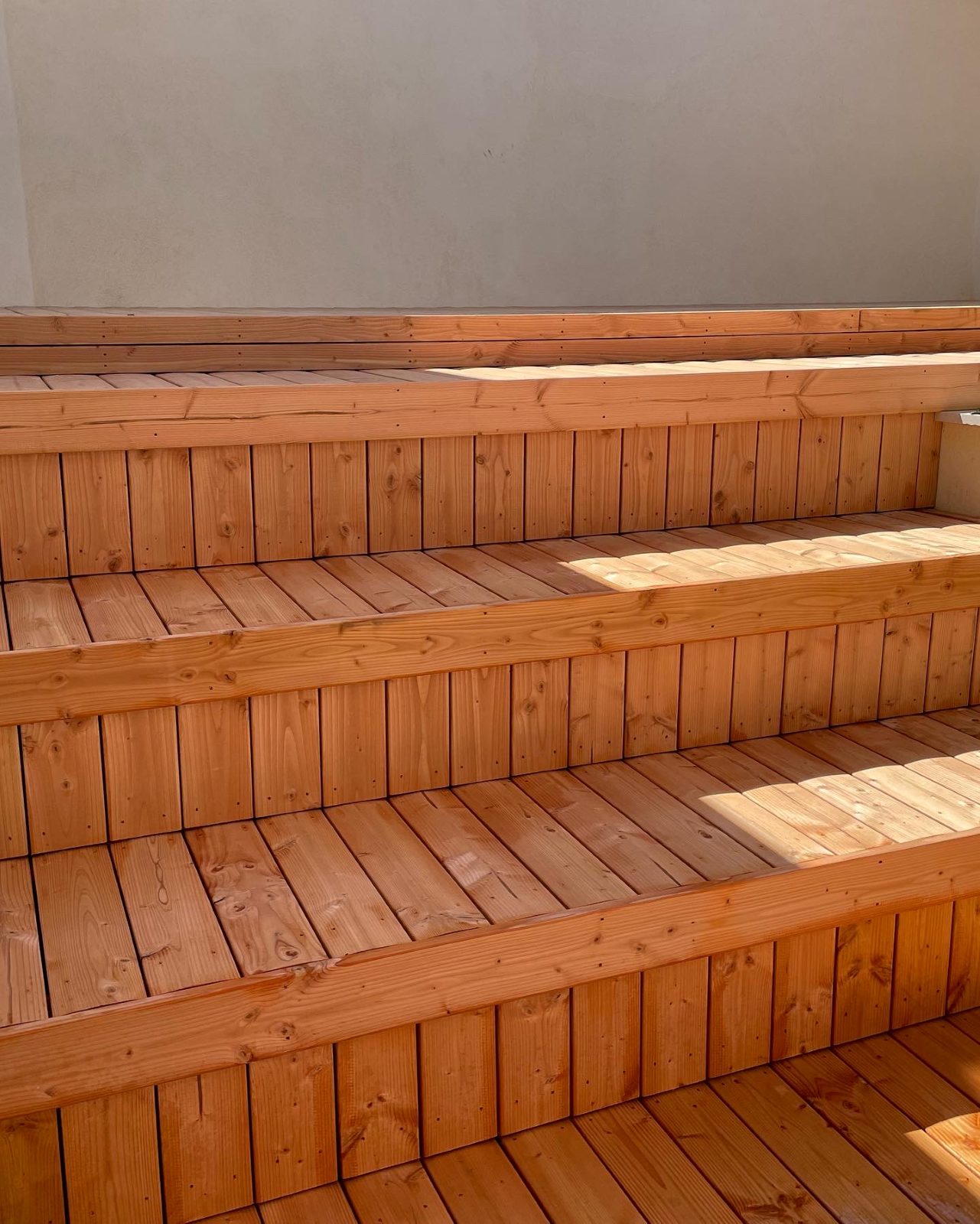Détail des gradins bois, lames verticales et horizontales