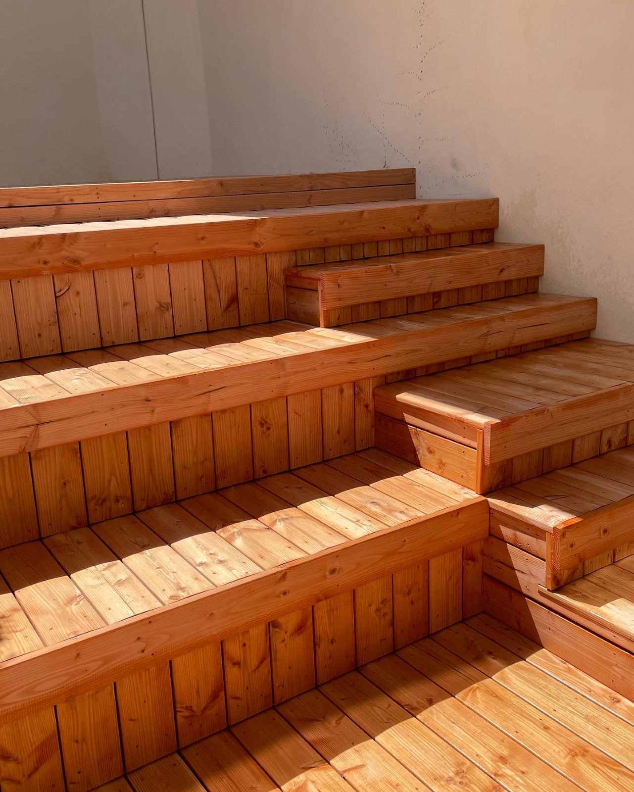 Détail de la finition des gradins bois
