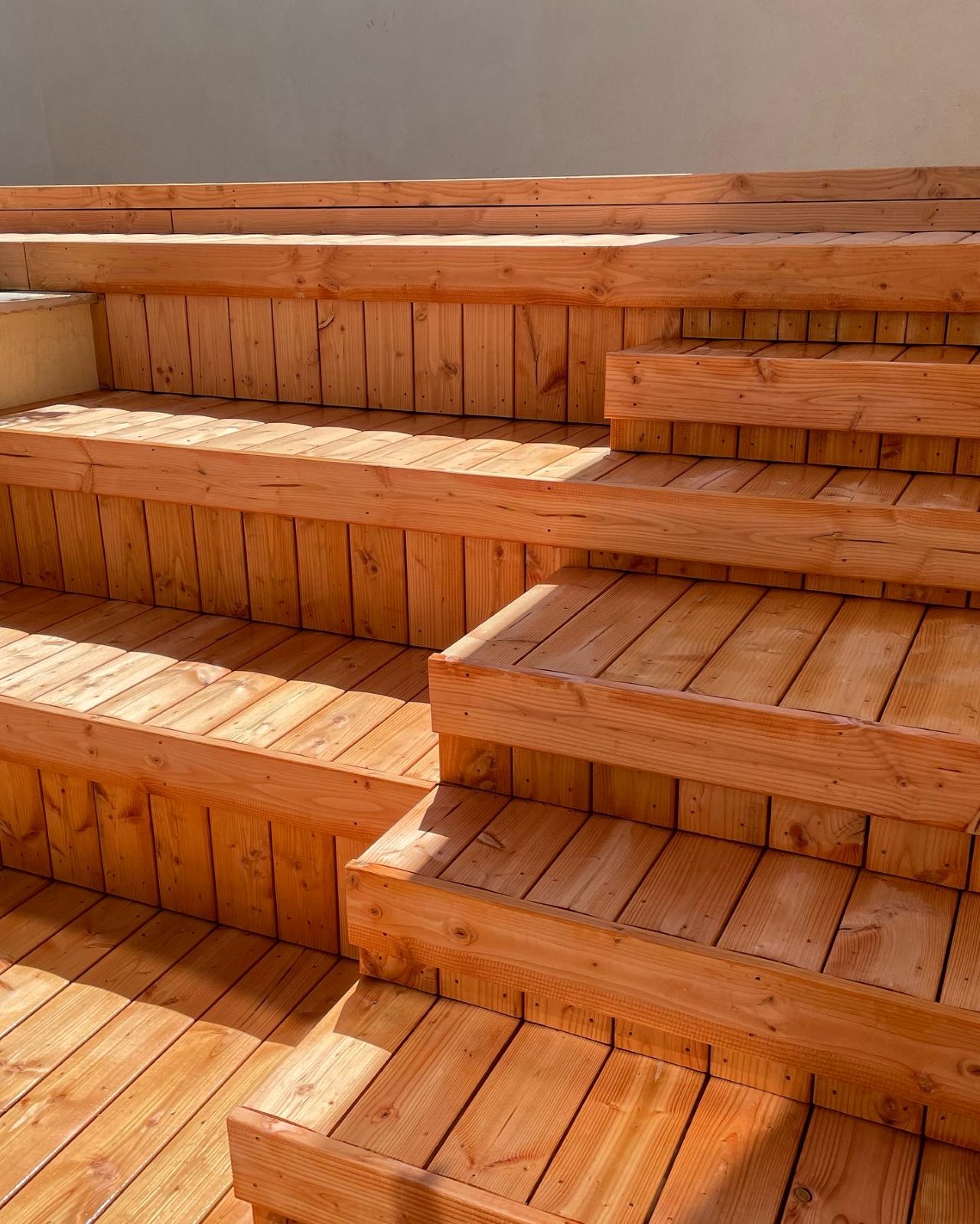Détail des marches bois au soleil