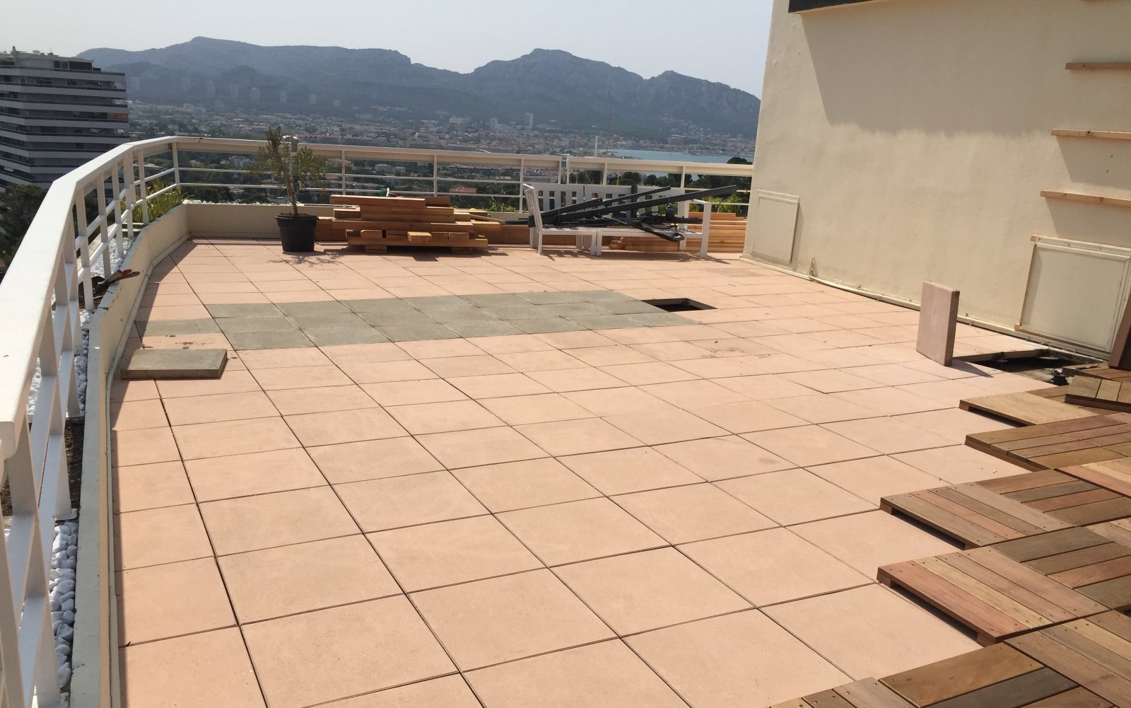 Le même toit-terrasse avant aménagement, simple dallage — Marseille