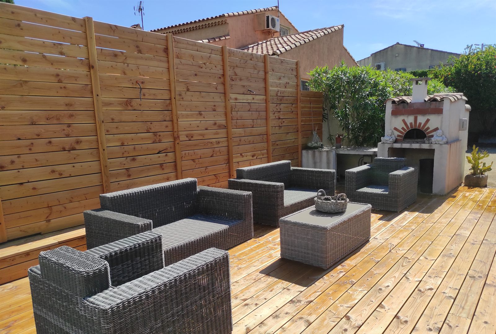 Terrasse bois et brise-vue vus de biais, coin salon extérieur