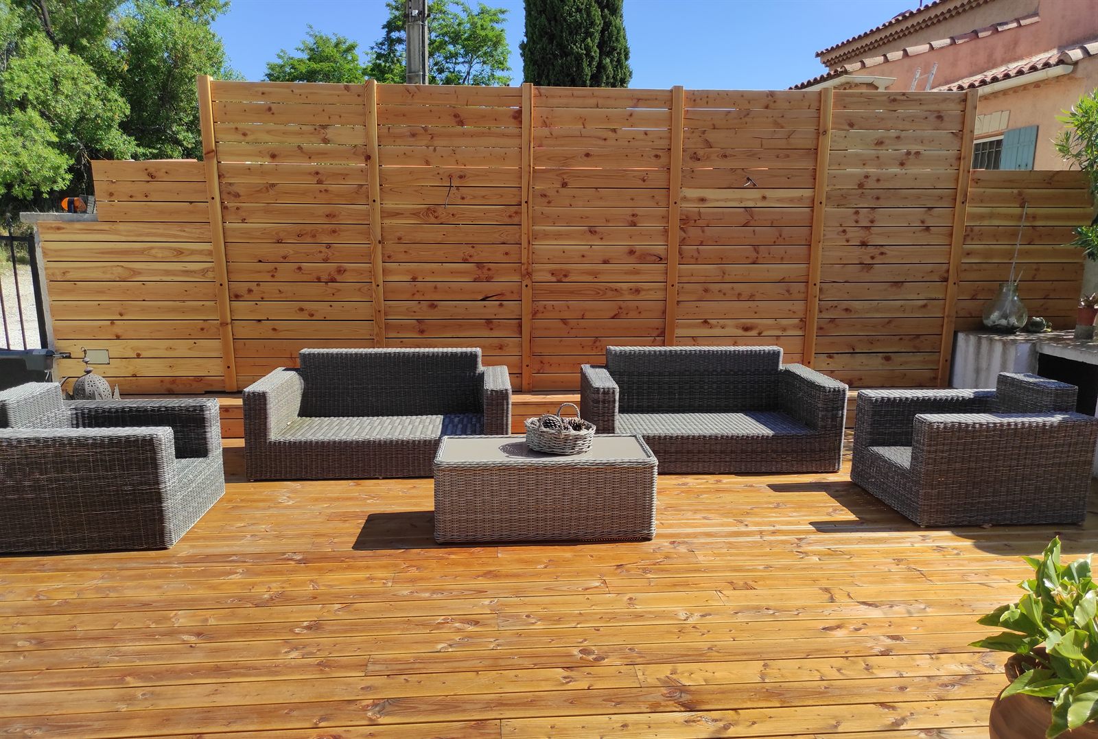 Terrasse en bois et brise-vue à lames horizontales sur mesure, salon de jardin — Gignac-la-Nerthe