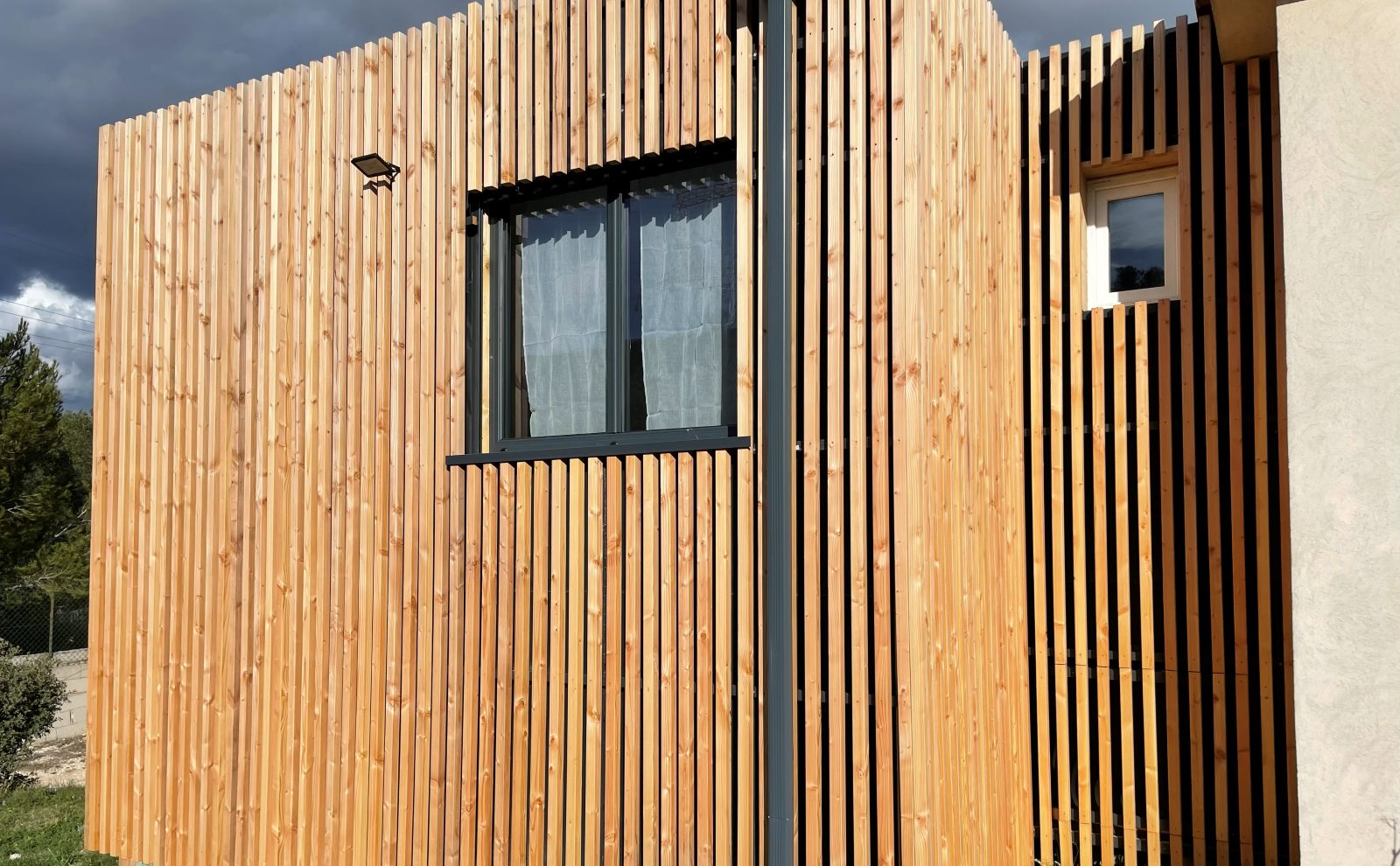 Façade claire-voie avec fenêtre, vue rapprochée