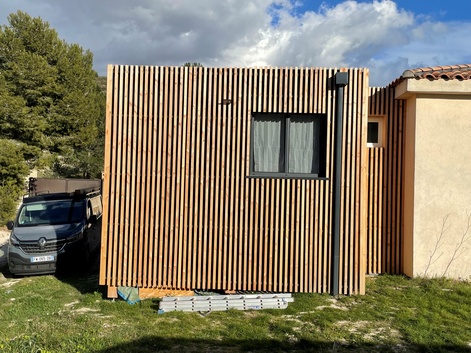 Extension ossature bois adossée à la maison, façade principale
