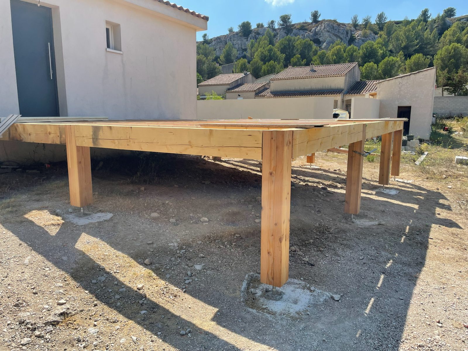 Étape chantier : structure porteuse sur pilotis, poutres et poteaux