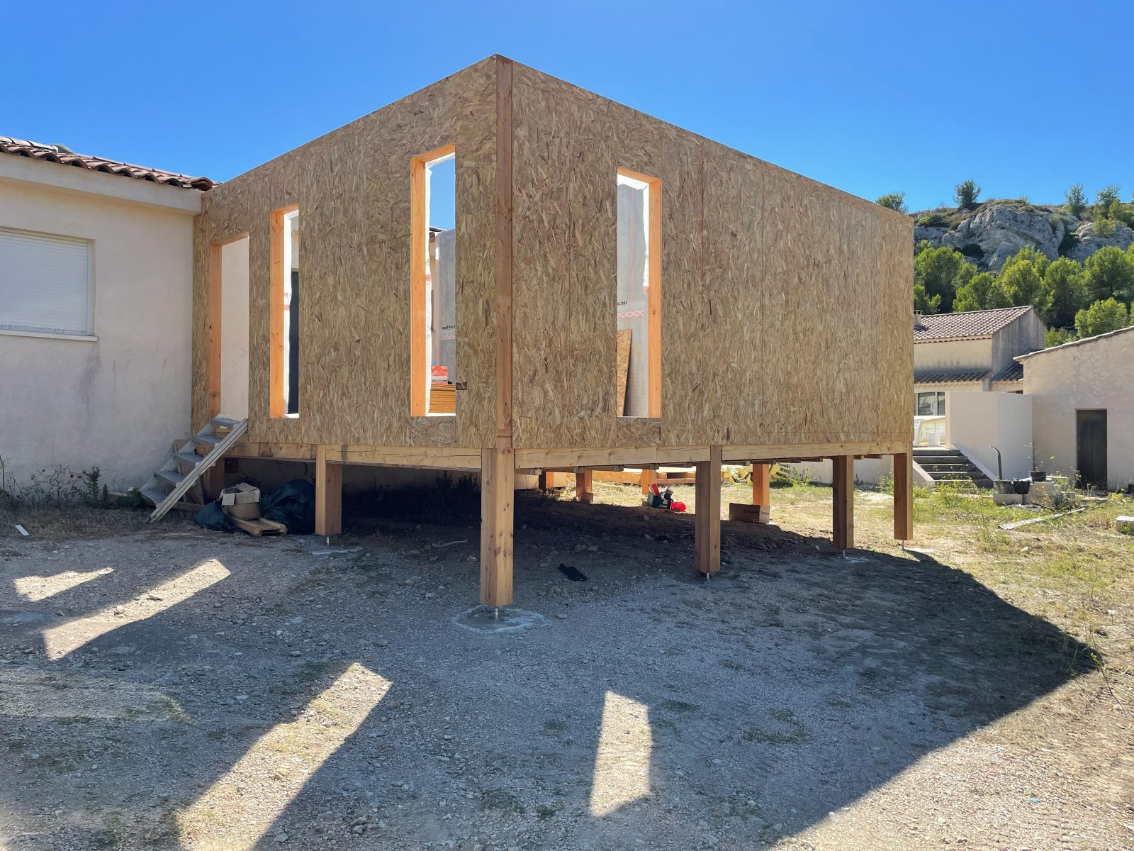 Étape chantier : volume ossature bois monté, avant pare-pluie et bardage