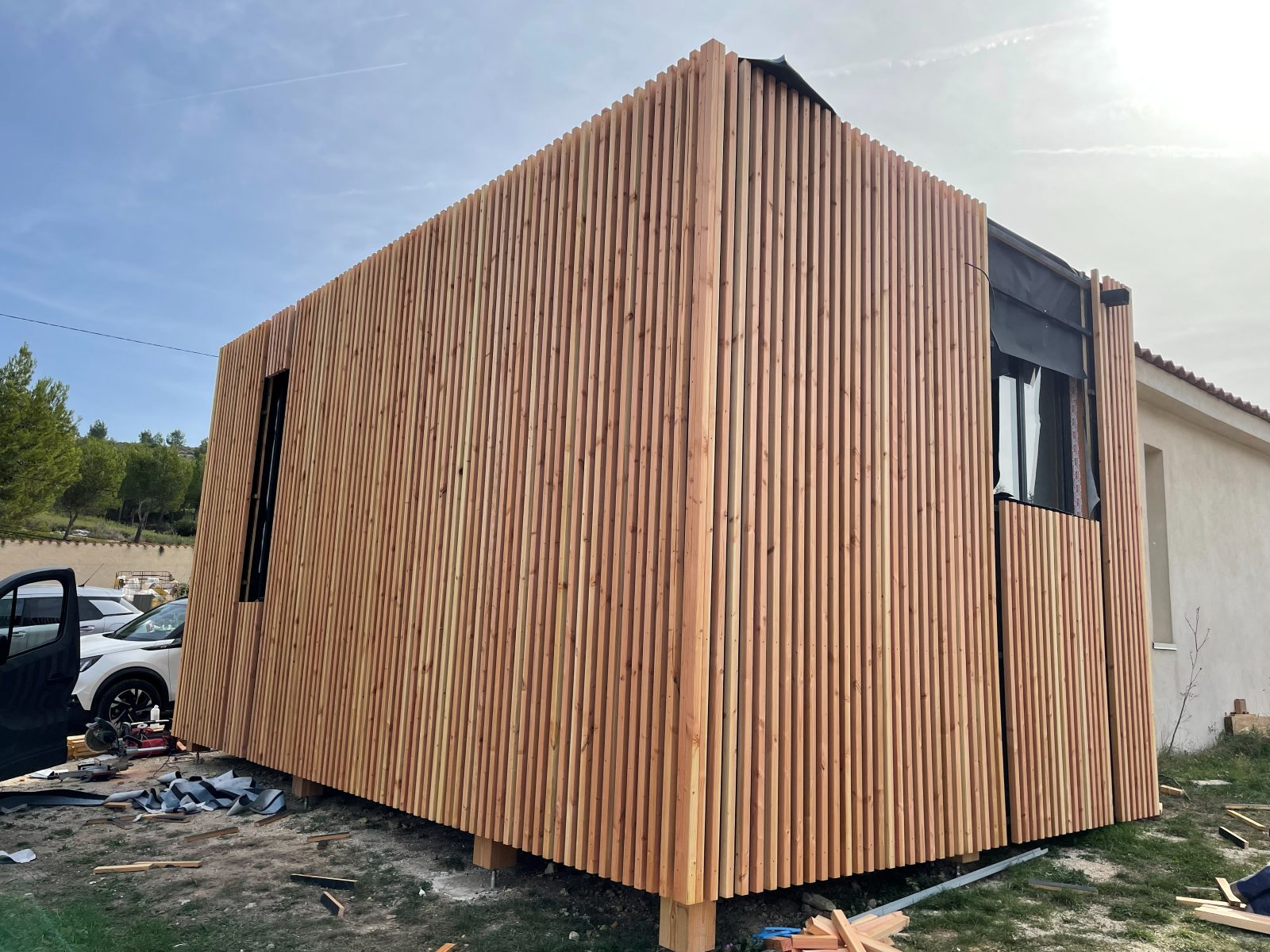 Étape chantier : bardage claire-voie posé sur le volume
