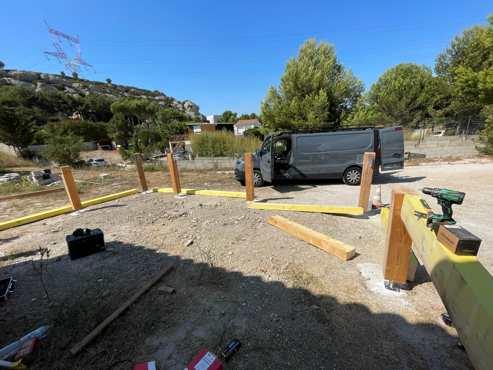 Étape chantier : implantation des poteaux porteurs