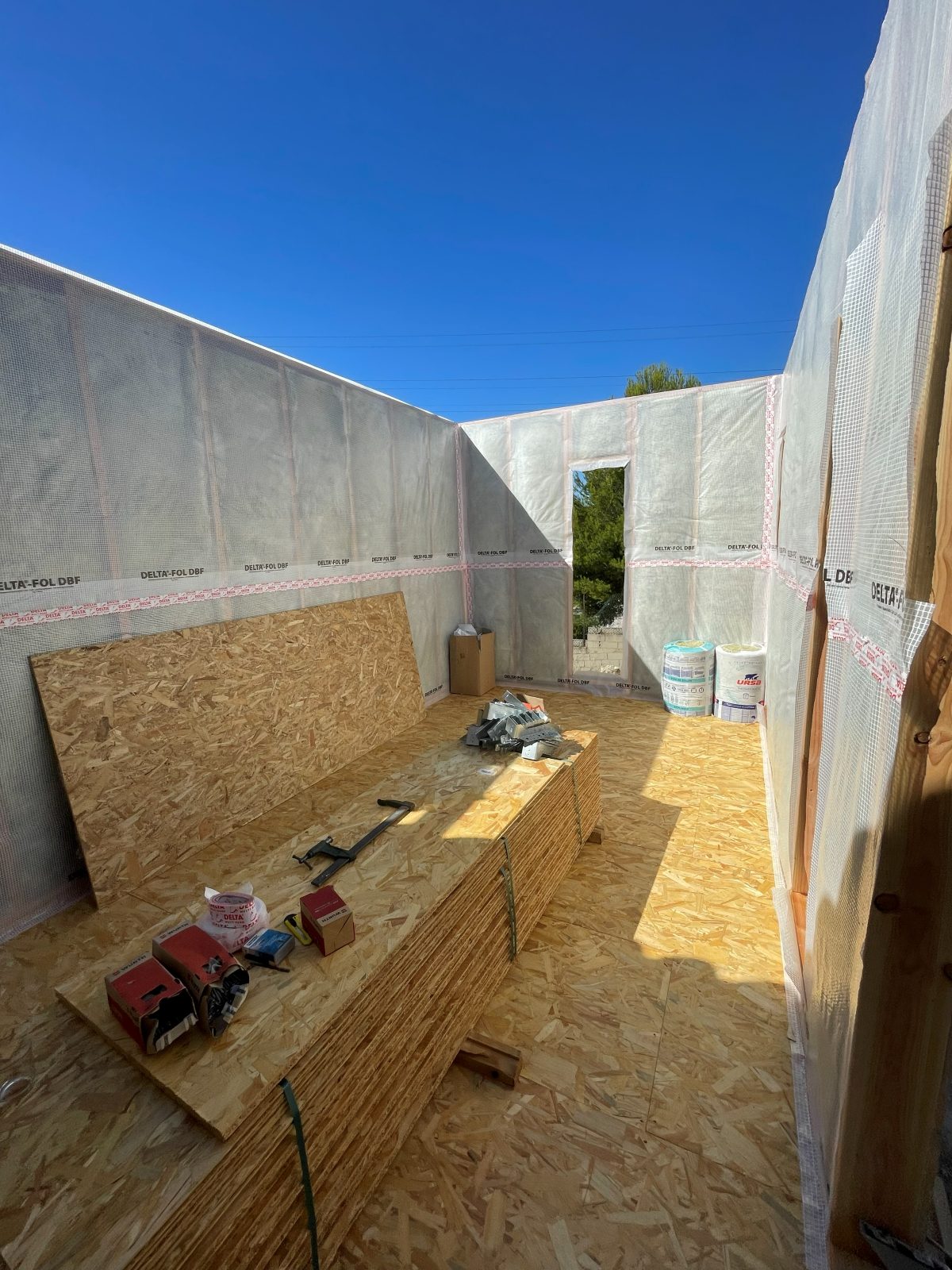 Étape chantier : pare-vapeur et isolation posés à l'intérieur du volume