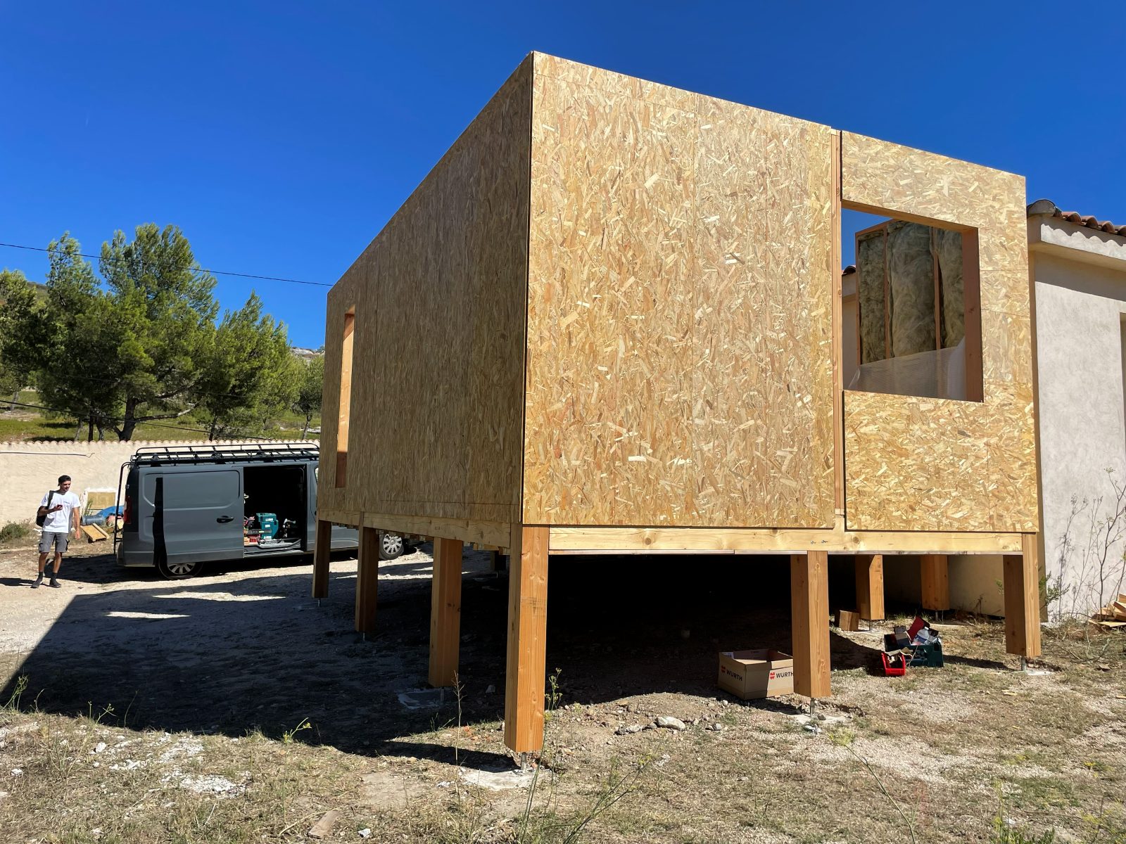 Étape chantier : volume fermé, isolation en cours autour des baies