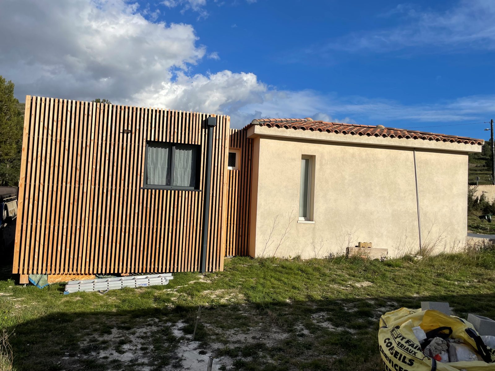Extension bardage claire-voie et maison existante, l'ensemble raccordé