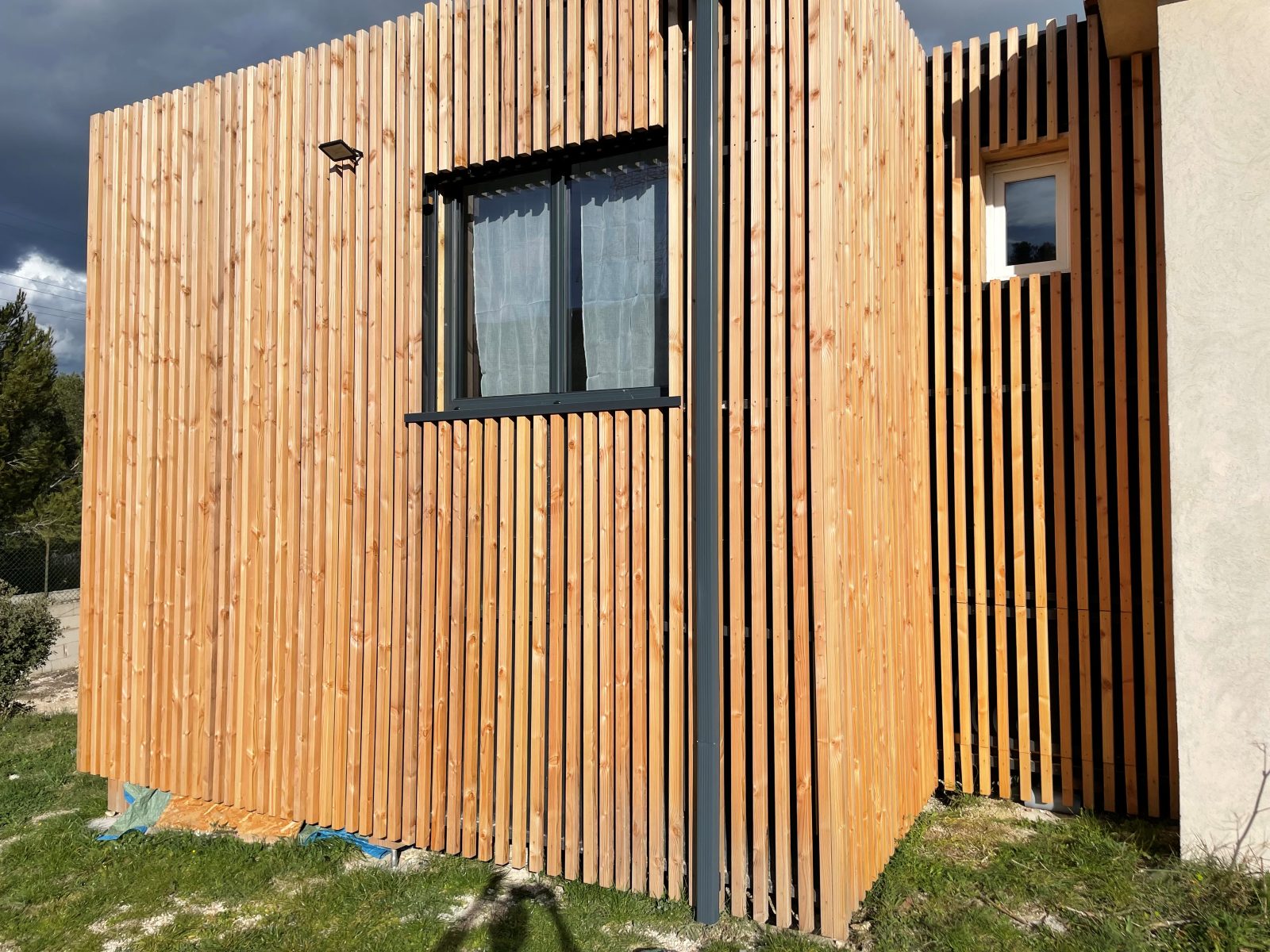 Extension terminée, bardage claire-voie posé — Le Rove