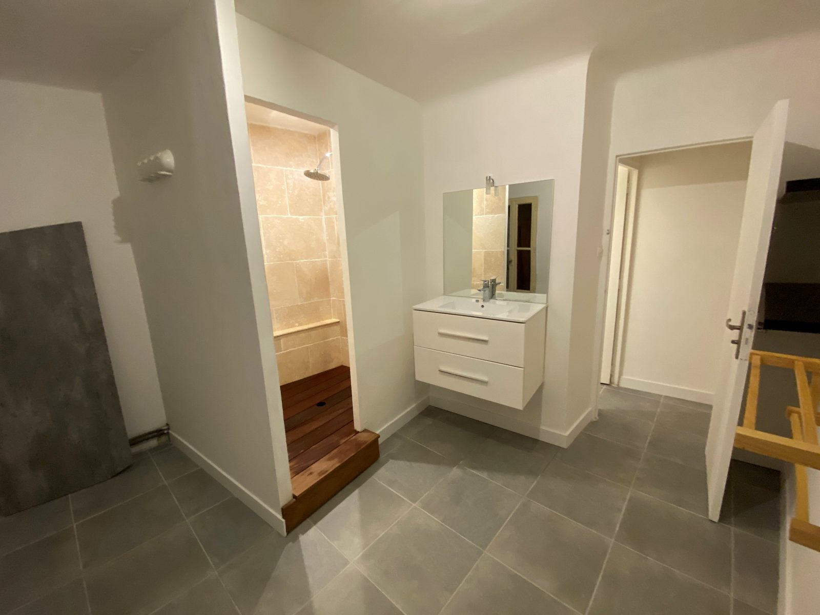 Salle de bain rénovée avec douche à l'italienne en travertin — Cavaillon