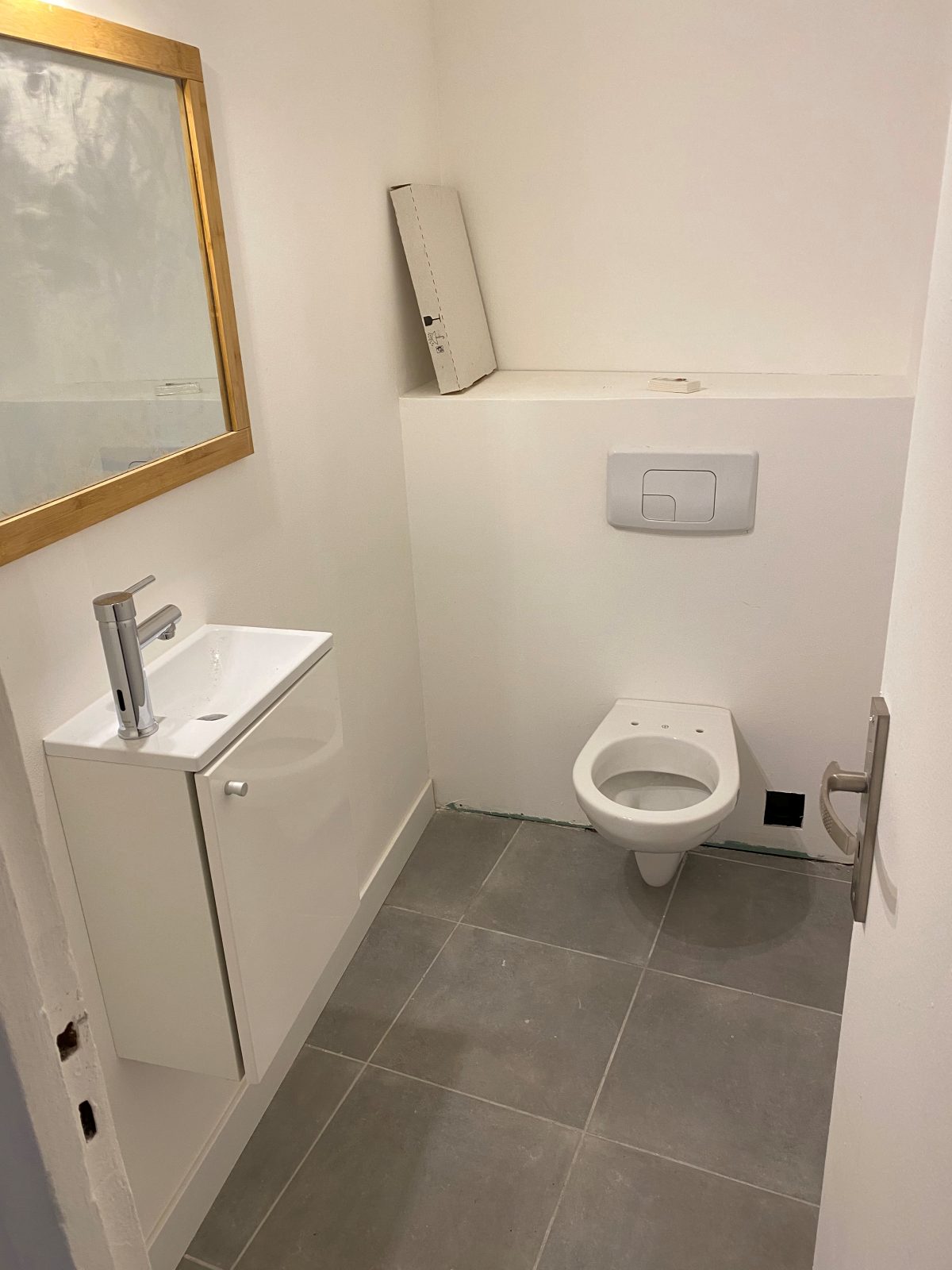 WC suspendu et lave-mains, rénovés