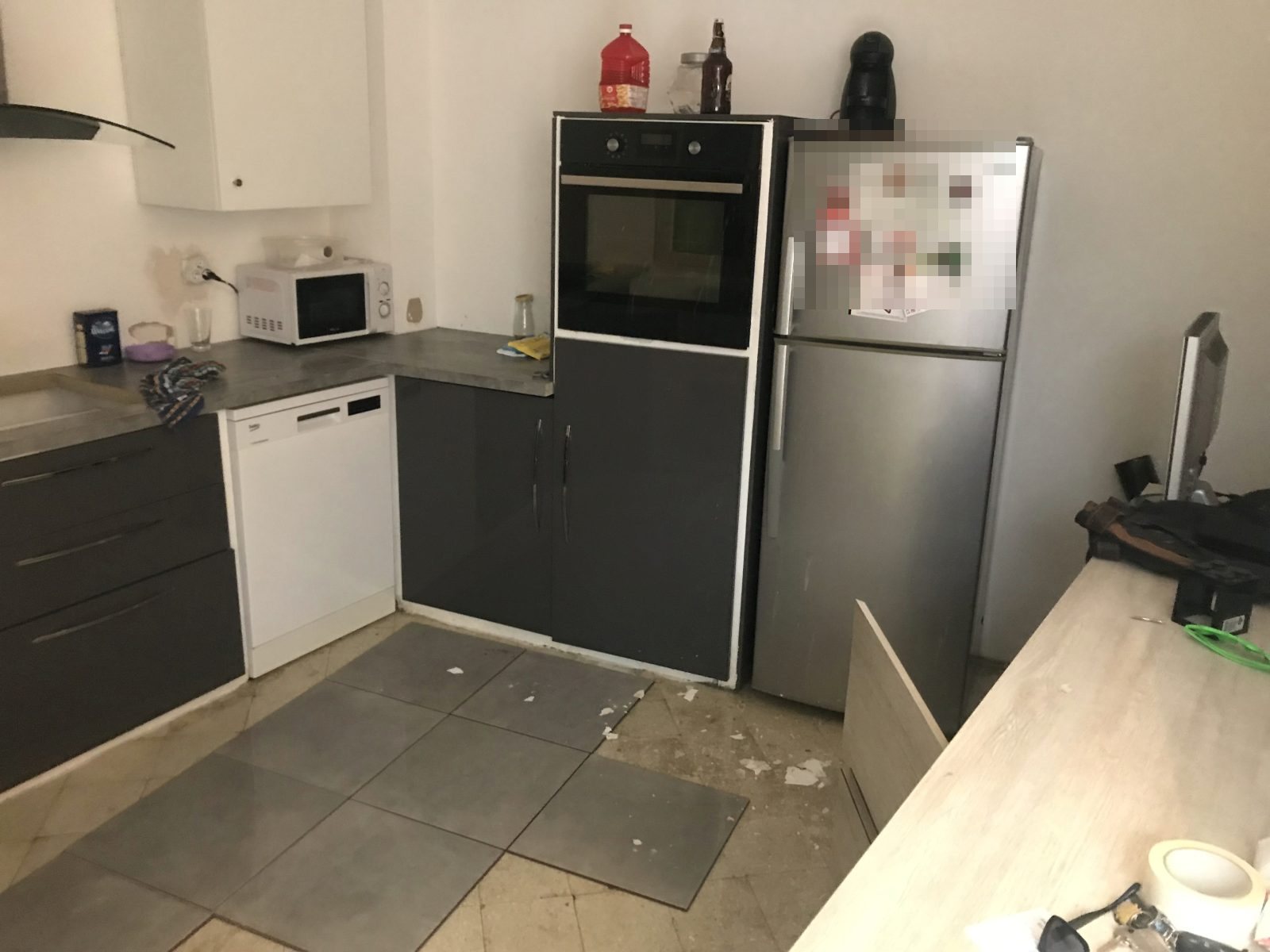 La même cuisine avant rénovation, en cours de chantier — Cavaillon
